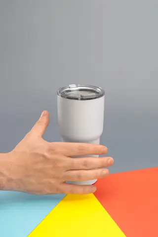 Wasserflasche wir von einer Hand gepackt.