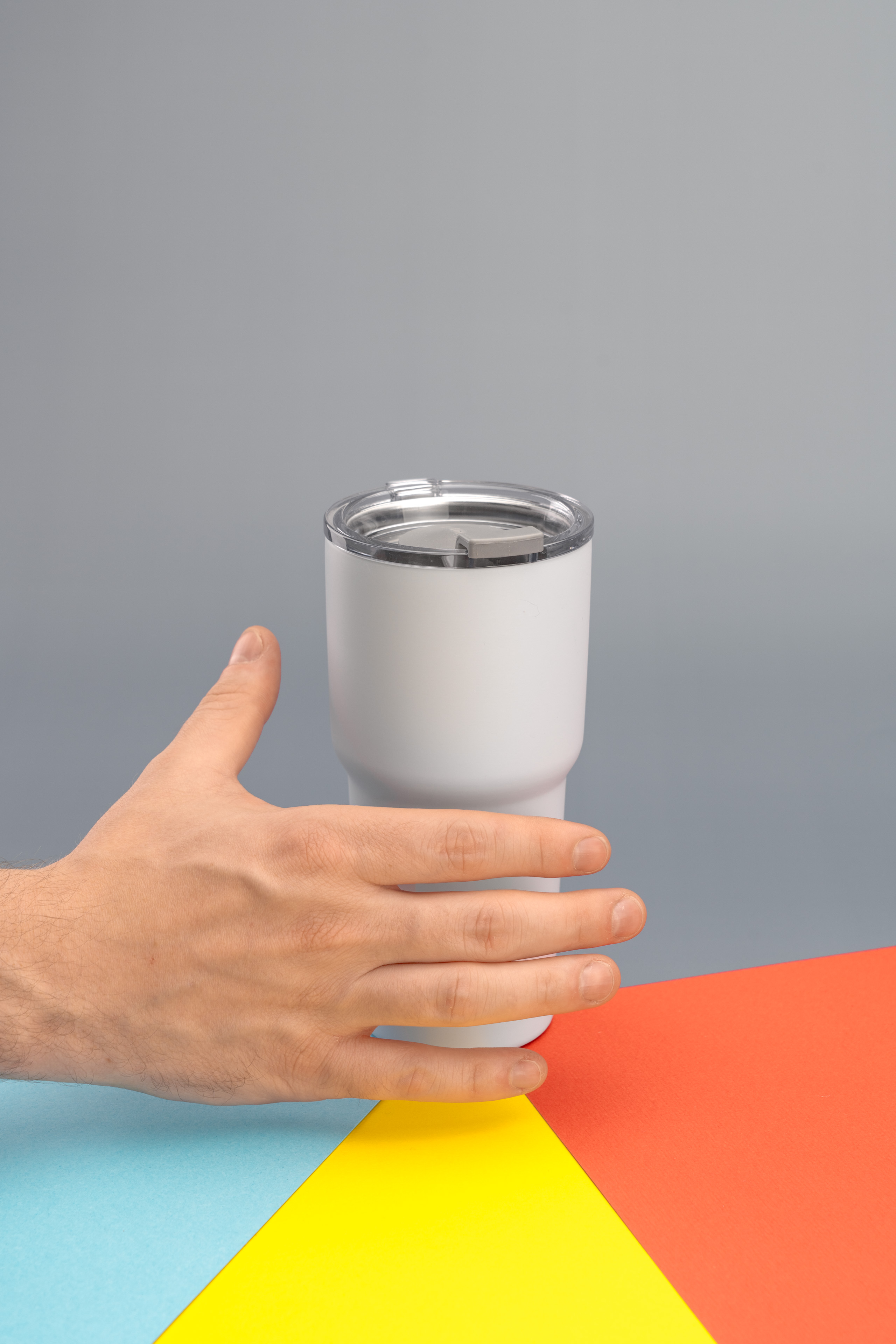 Wasserflasche wir von einer Hand gepackt.