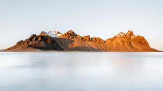 Vestrahorn Bergkette am Stokksnes Strand zur goldenen Stunde in Island.